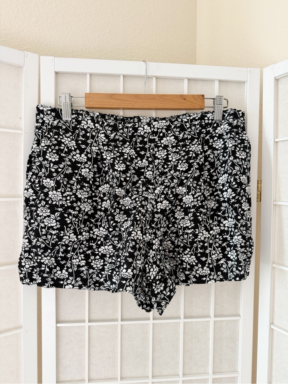 Loft Black and White Linen Blend Floral Shorts Small